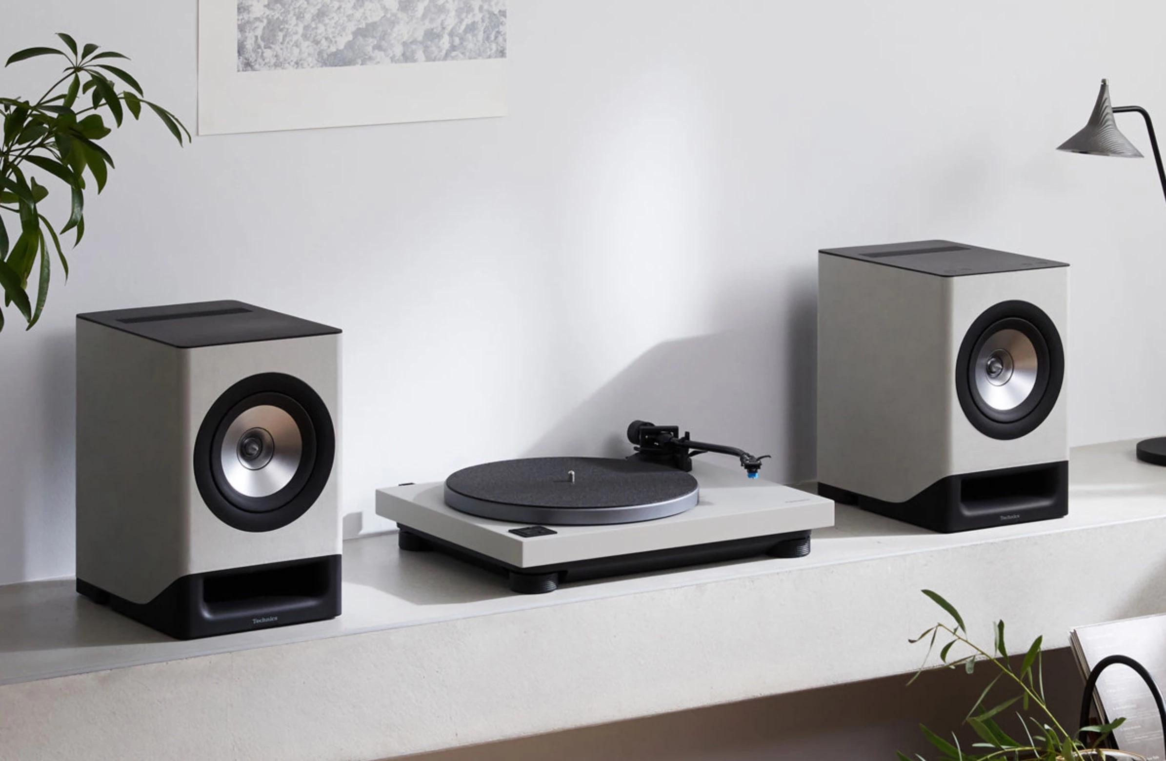 Listeners can choose to go wireless thanks to Bluetooth connectivity with aptX Adaptive and SBC codec support