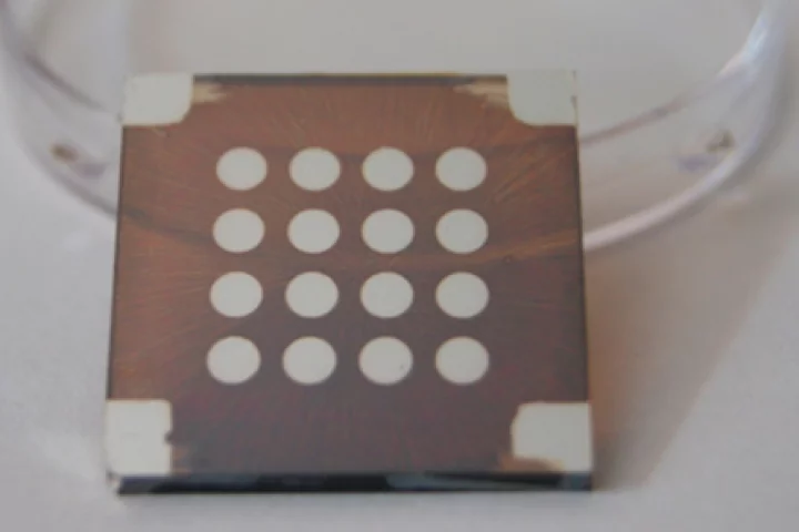 Researchers at the University of Toronto have set a new efficiency record for colloidal quantum dot solar cells
