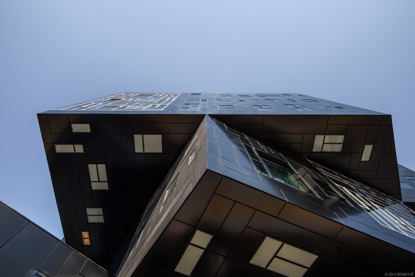 The skewed geometries of the Executive Academy by NO.MAD arquitectos (Image: Campus WU/boanet)