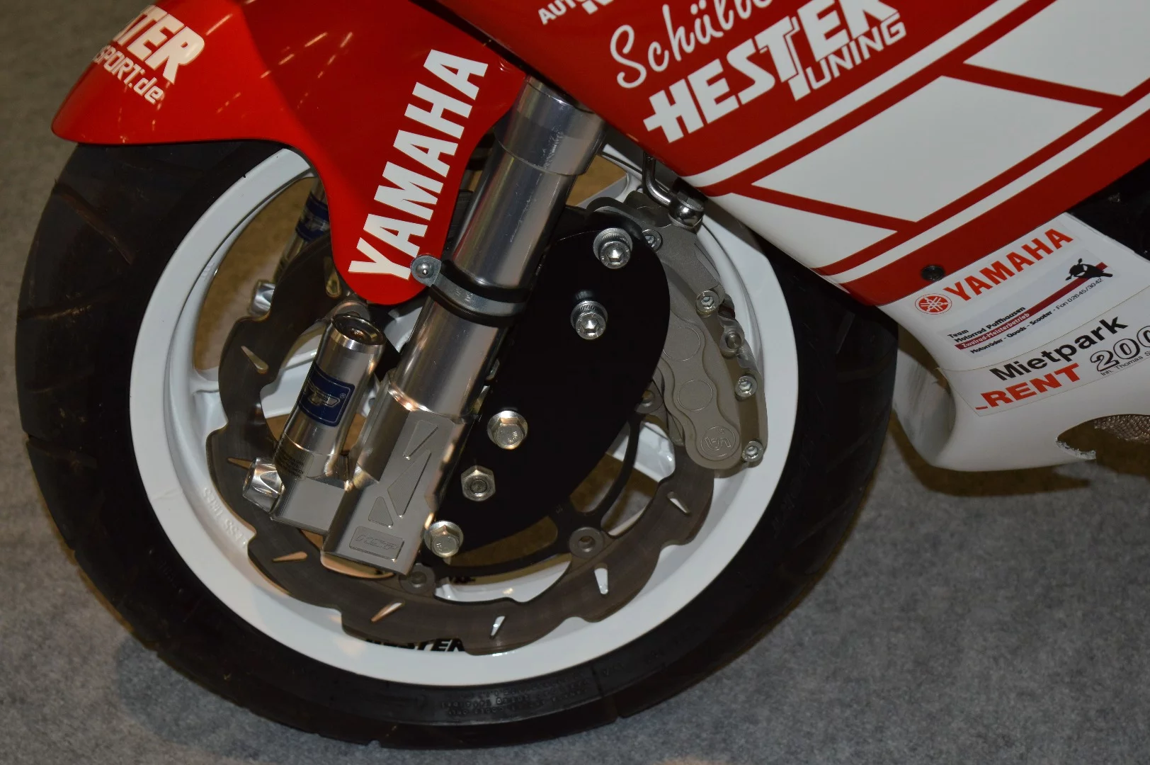 A custom-made eight-piston caliper will have to stop the Hester Aer1000 when 150+ hp from the Yamaha R1 motor propulse it to speeds that very few scooters on 13-inch wheels have ever experienced