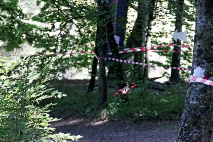 Having to contend with natural obstacles such as as the trees, rival drones, low-hanging branches and sharp contrasts in lighting, the racers darted through the forest at speeds as high as 50 km/h (31 mph)
