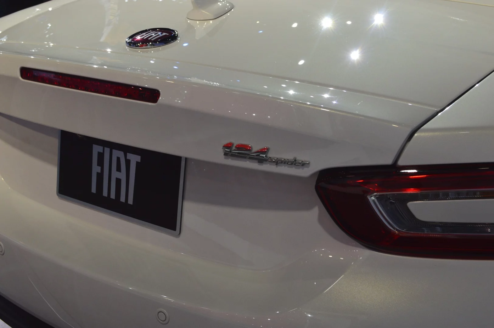 To kick off sales, the first 124 of the 2017 Fiat 124 Spider will be sold as exclusive limited-edition Prima Edizione Lusso