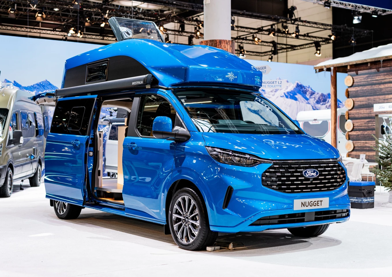 Dengan dinding terisolasi padat sepanjang jalan dan pemanas standar, atap tinggi Ford Nugget baru dibangun untuk menjadi penjelajah musim dingin dan mesin Life Van sepanjang tahun