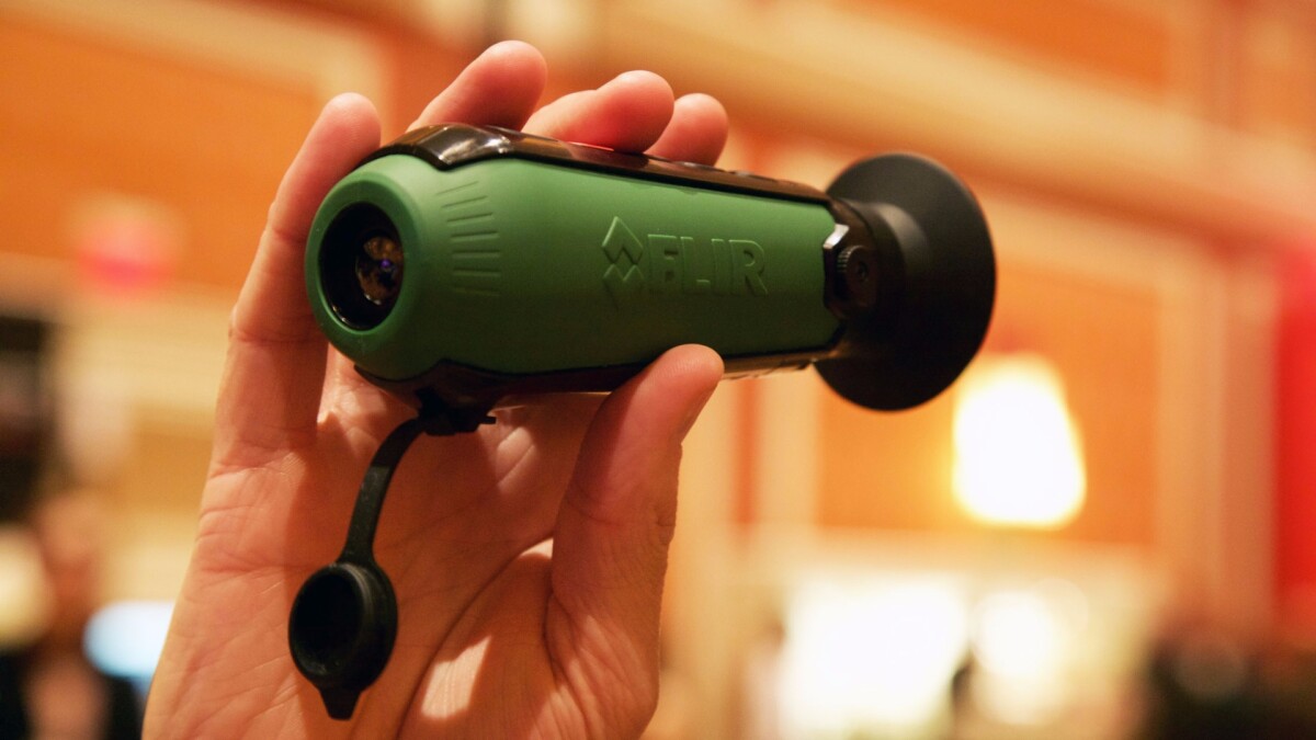 The Scout TK has been designed for one-handed operation and can be used to detect the heat of objects, people and animals to a 300 ft (90 m) range