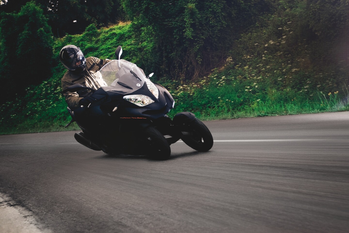 The Quadro 350D - 350cc, tilting 3-wheel scooter