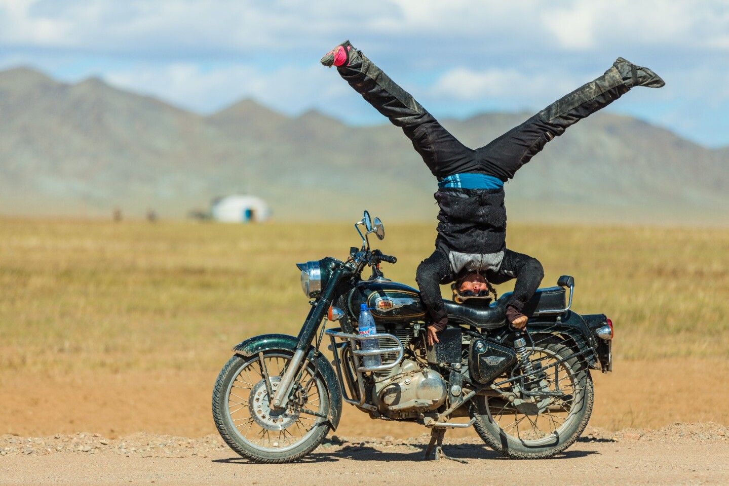 Tour leader Emily Hewitt pioneers the art of motorcycle yoga. Between Tsaaganuur and Ayag nuur