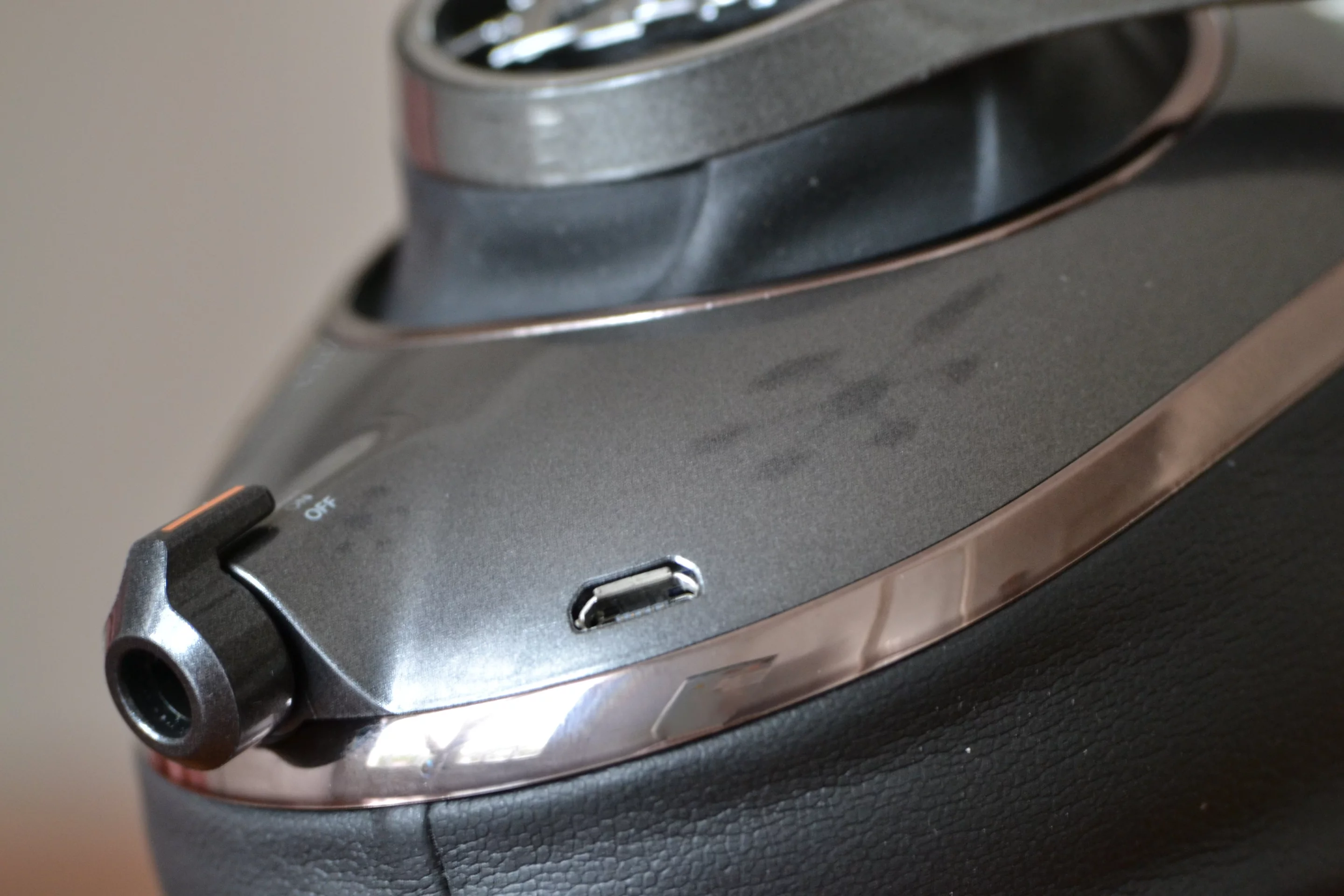 The three-position switch on the left earcup powers on the integrated "audiophile" amplifier (Photo: Paul Ridden/Gizmag)