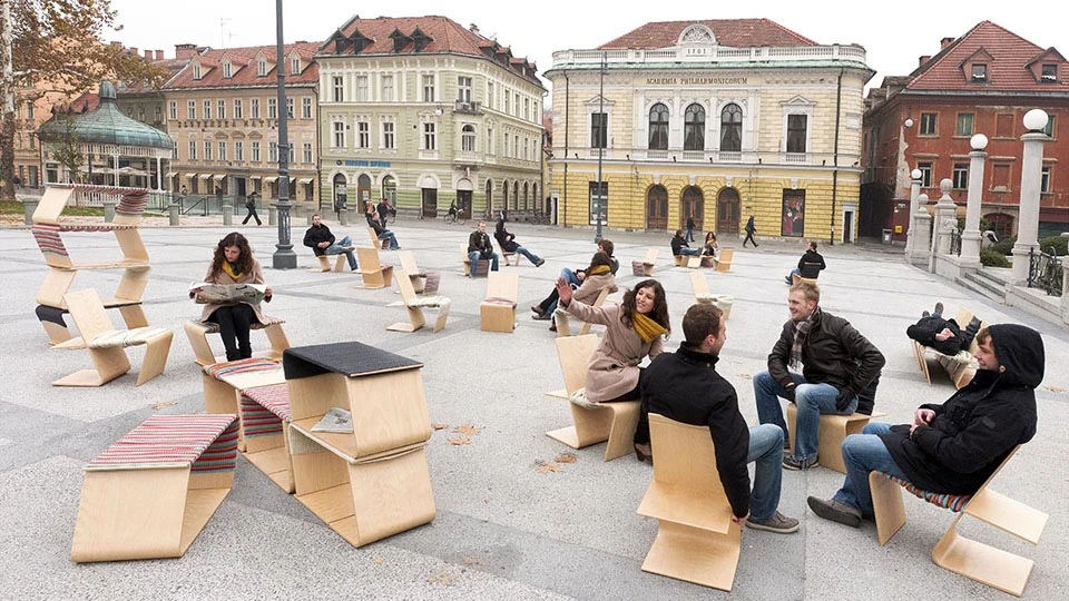 LLSTOL being used in a multitude of different ways in a public space
