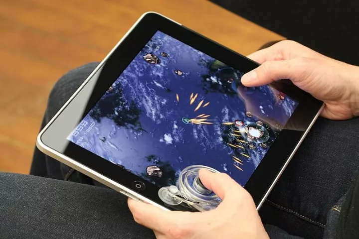 The Fling is an analog joystick that can be attached to the screen of an iPad, for better control when gaming
