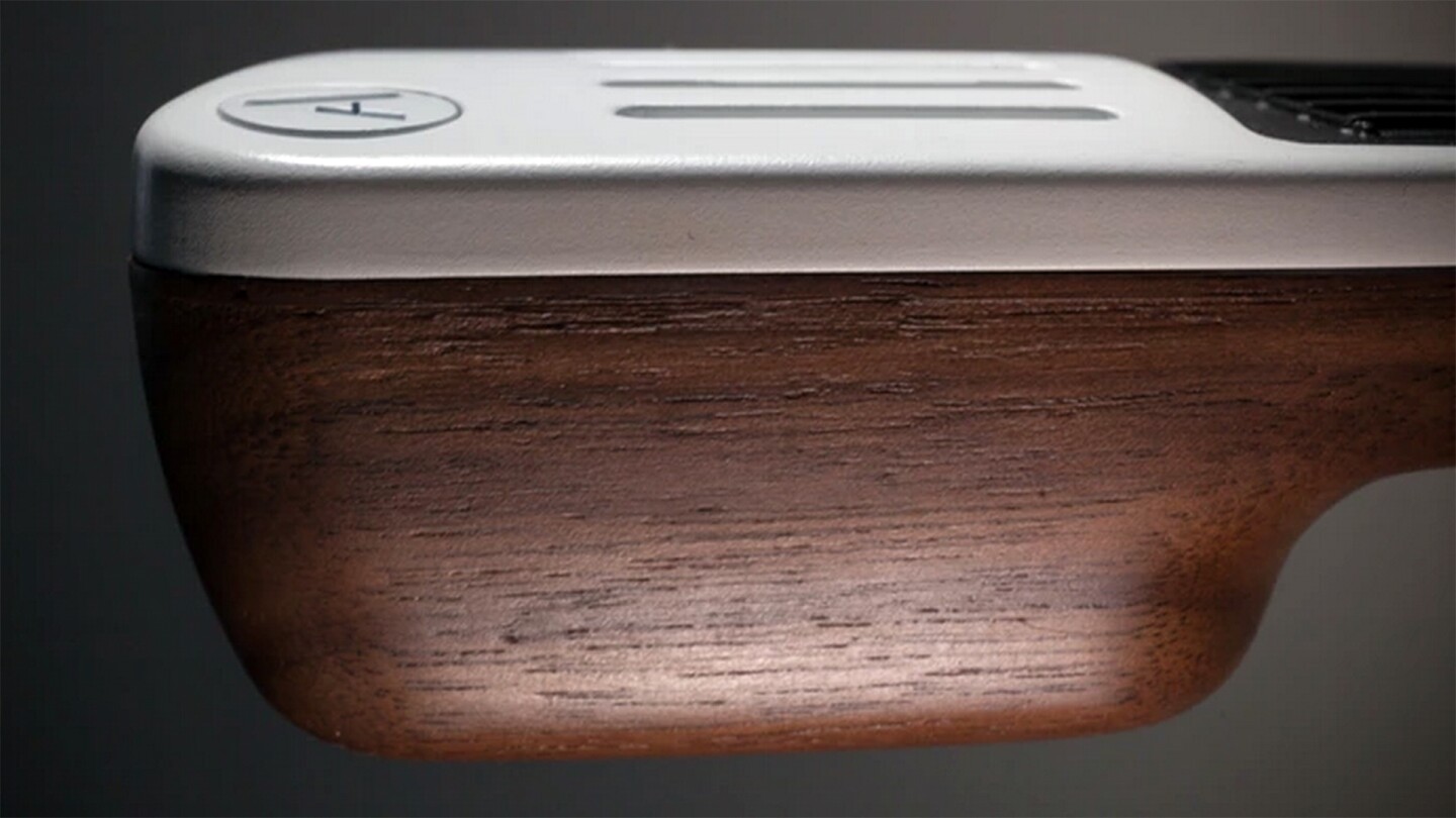 The pricier Nashville Edition of the Instrument 1 comes with a premium hardwood back