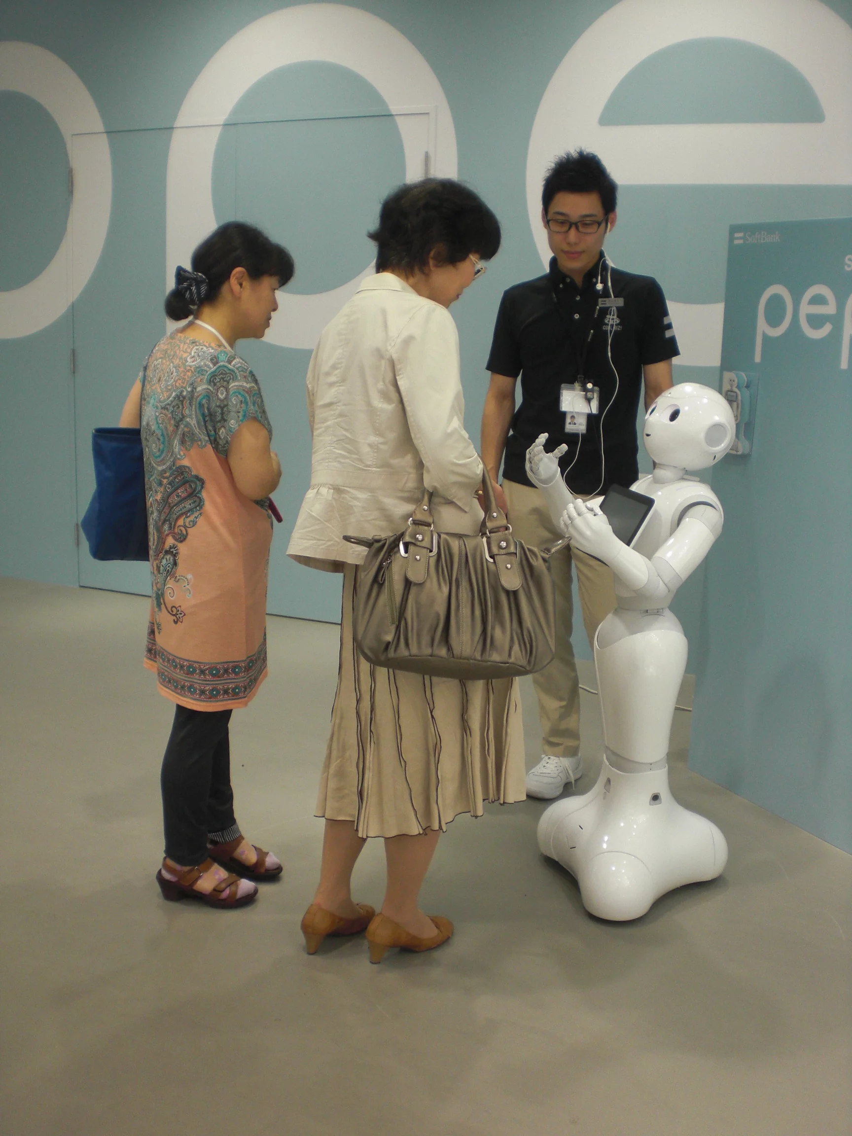 Pepper meets the public in Japan (Photo: Stephen Clemenger/Gizmag)