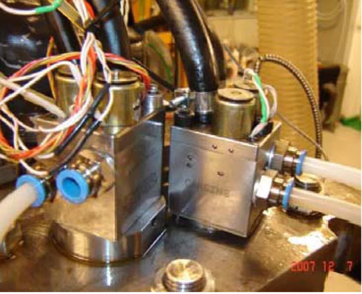 The pneumatic valve actuators mounted on top of the modified Scania cylinder head