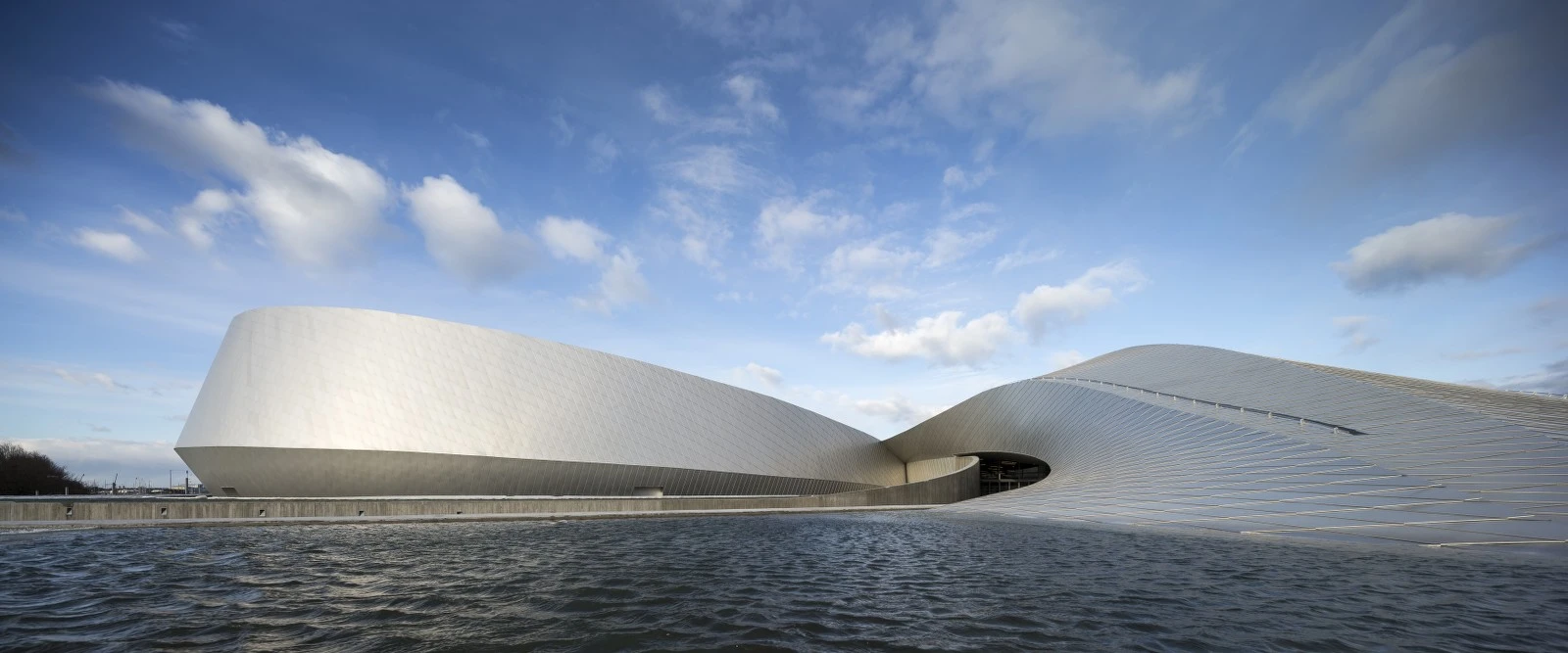 A complex load-bearing system consisting of 54 unique steel frames, which via their radial positioning and geometry forms the base of the curved facades