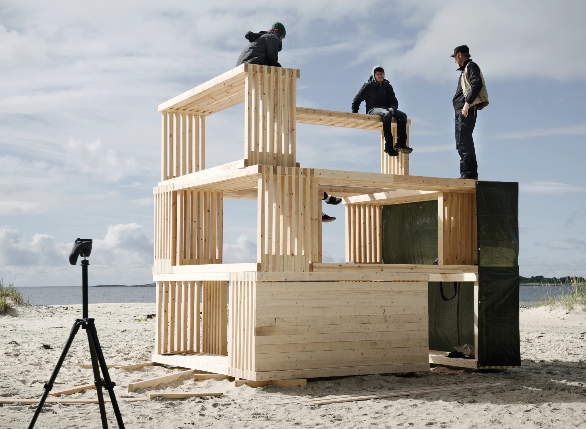 The structure comprises two different sized boxes, measuring 2.40 x 1.20 x 0.8 m (7.9 x 4 x 2.6 ft) and 3.2 x 1.2 x 0.8 m (10.5 x 4 x 2.6 ft), respectively (Photo: Piotr Paczkowski)