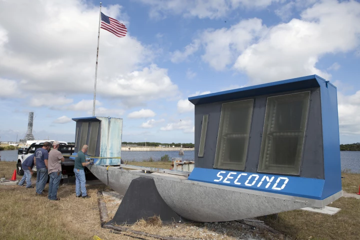 Workers removing the original countdown clock, which will be moved to the Kennedy Space Center Visitor Complex (Photo: NASA/Frankie Martin_