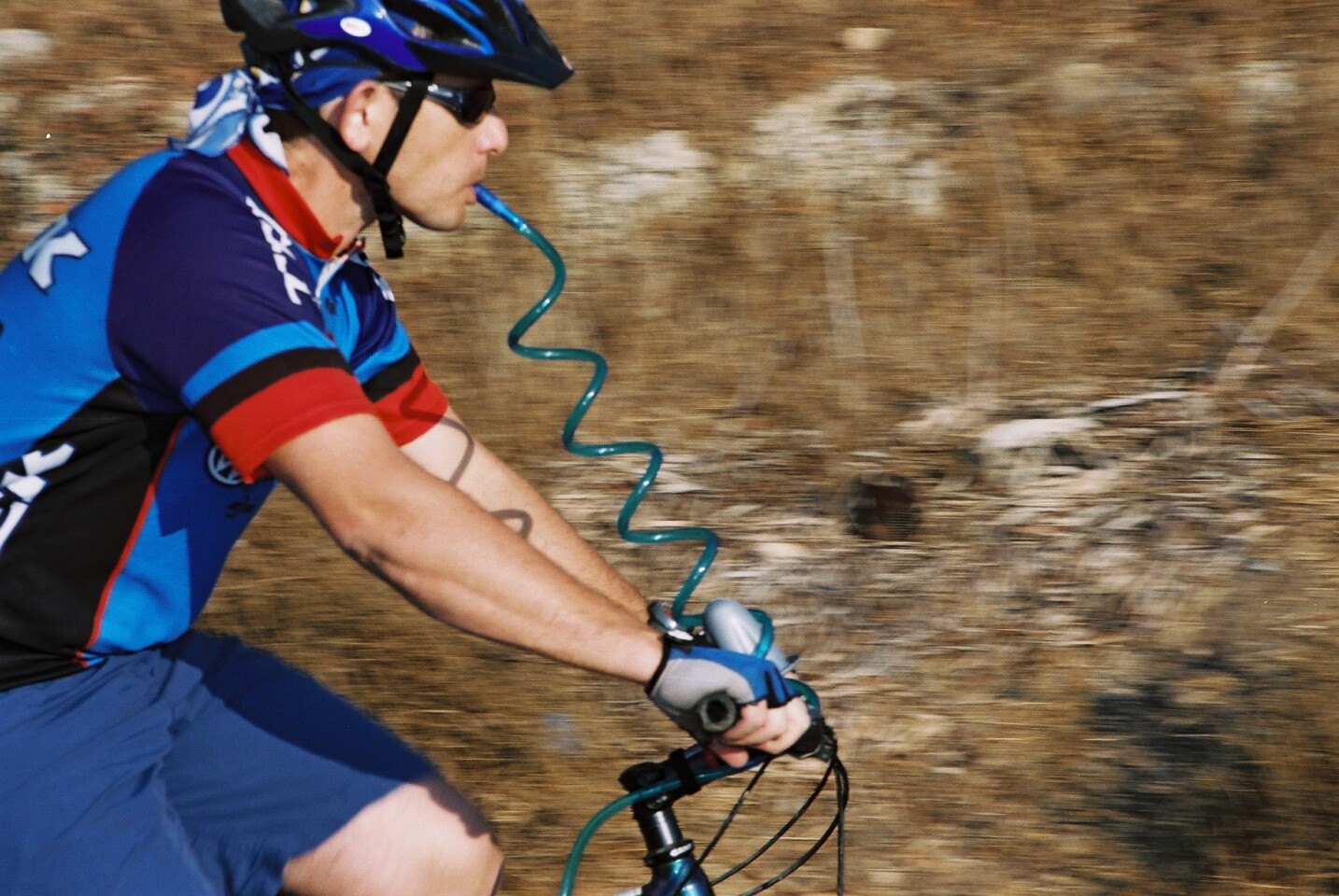 BlueDesert H2bike turns a water bottle into a bikemounted hydration system