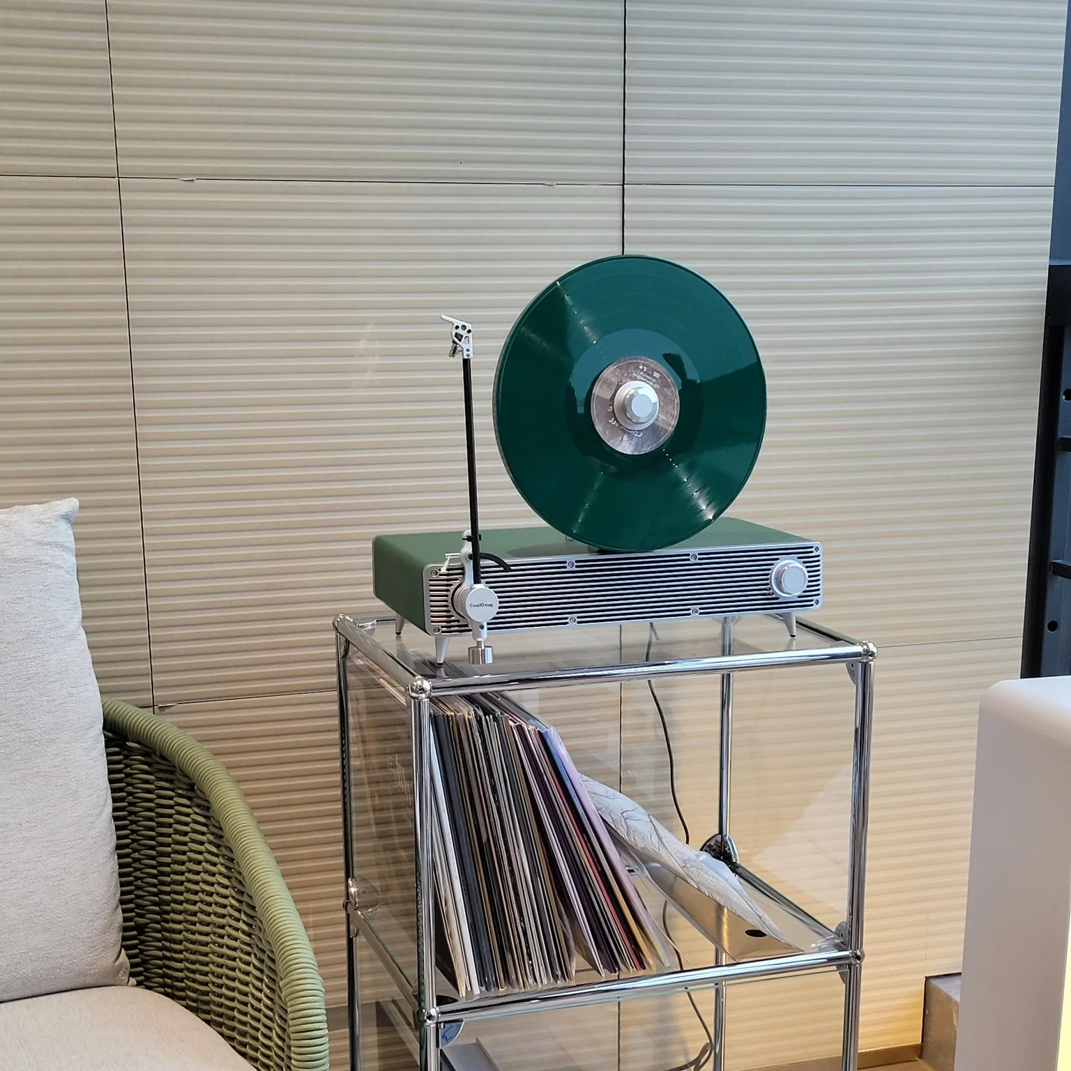 The CoolGeek VS-01 belt-drive vertical turntable can play albums and singles