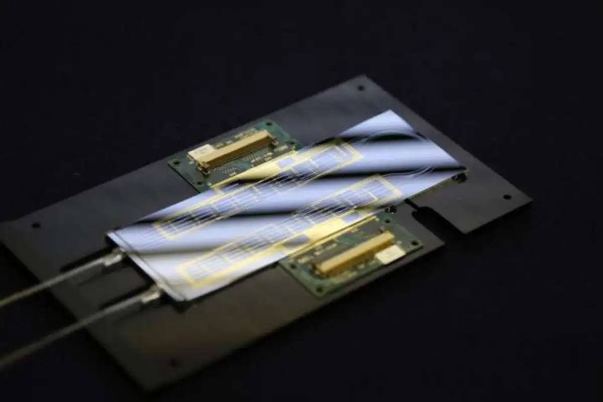 To make true quantum photonic computers a reality, photonic circuitry must first become at least as efficient at multi-tasking as the microprocessors it is designed to replace. Researchers claim to have produced a photonic chip that does just that.