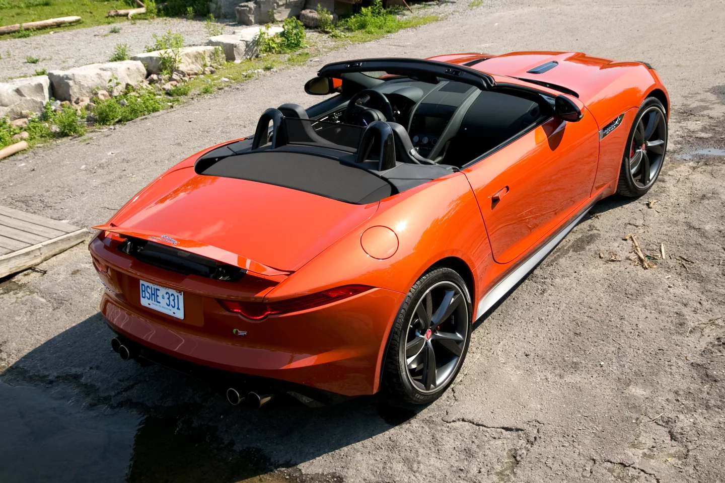 Wide flowing haunches, a shortish rear end and longish nose give the F-type some beautifully fluid proportions (Photo: Angus MacKenzie/Gizmag.com)