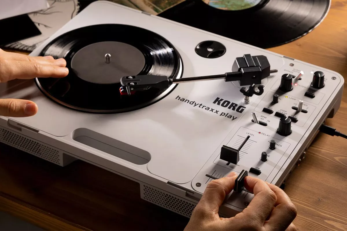 The Handytraxx Play is inspired by the iconic Vestax Handy Trax portable turntable