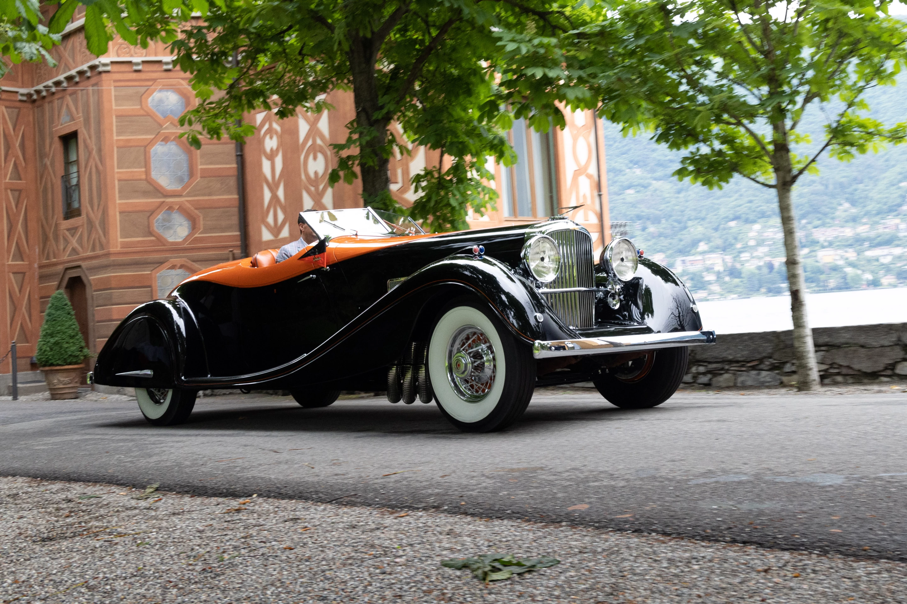 Incredibly stylish and ever so fast. The SJ motor was pumped up to 400 horsepower for a series of record attempts on 31 August 1935, where it averaged 135.47 mph for 24 hours including seven stops for fuel and tires. The best one hour average speed was 153.97 mph.