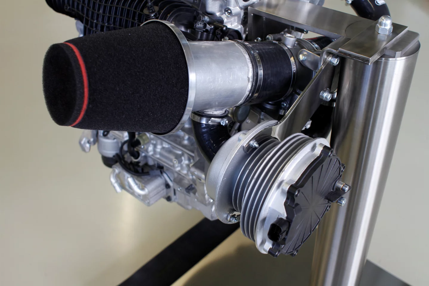 Unlike regular turbocharged engines which rely on engine exhaust to spin the turbos, Volvo has come up with a clever bit of pre-spooling engineering in the high powered 4-cylinder