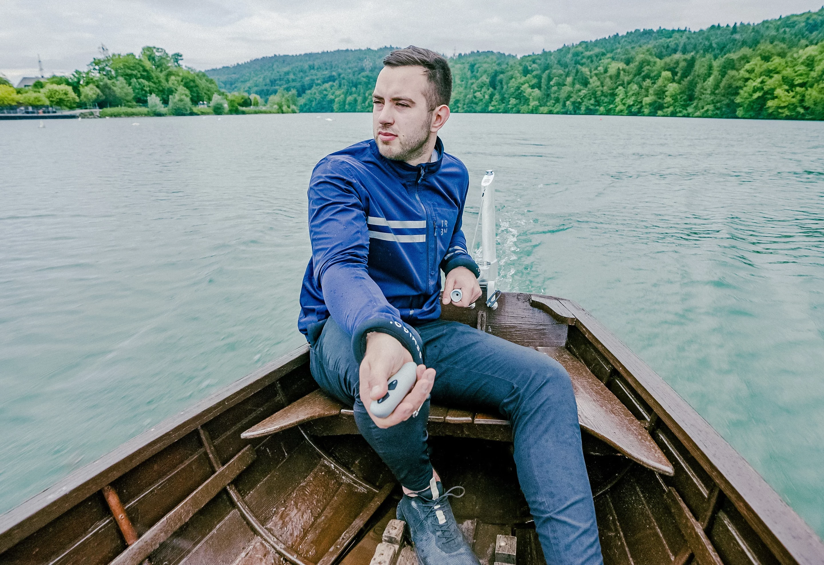 Going two hands with tiller in one hand, remote in the other