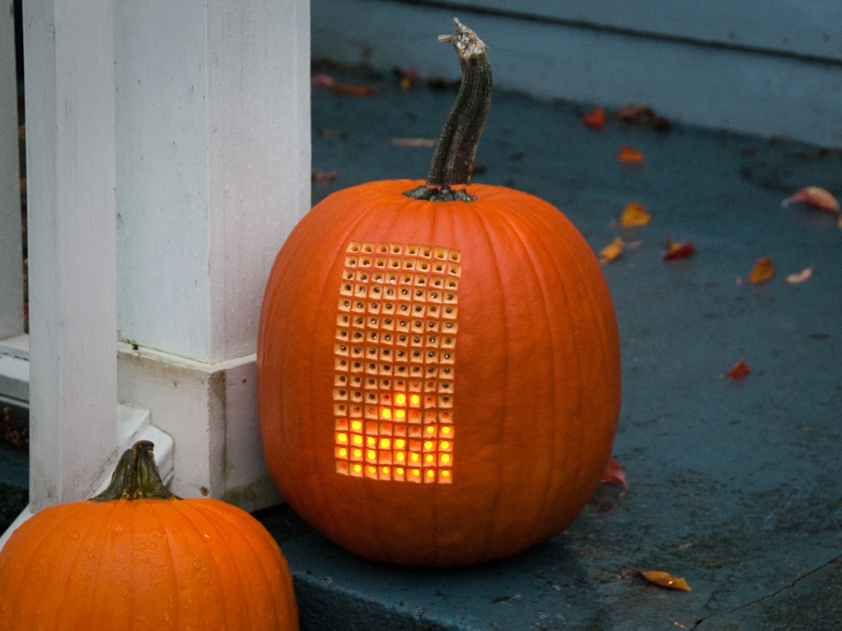 The result is a pumpkin that can play a full game of Tetris, raise the difficulty level, and even track the high score