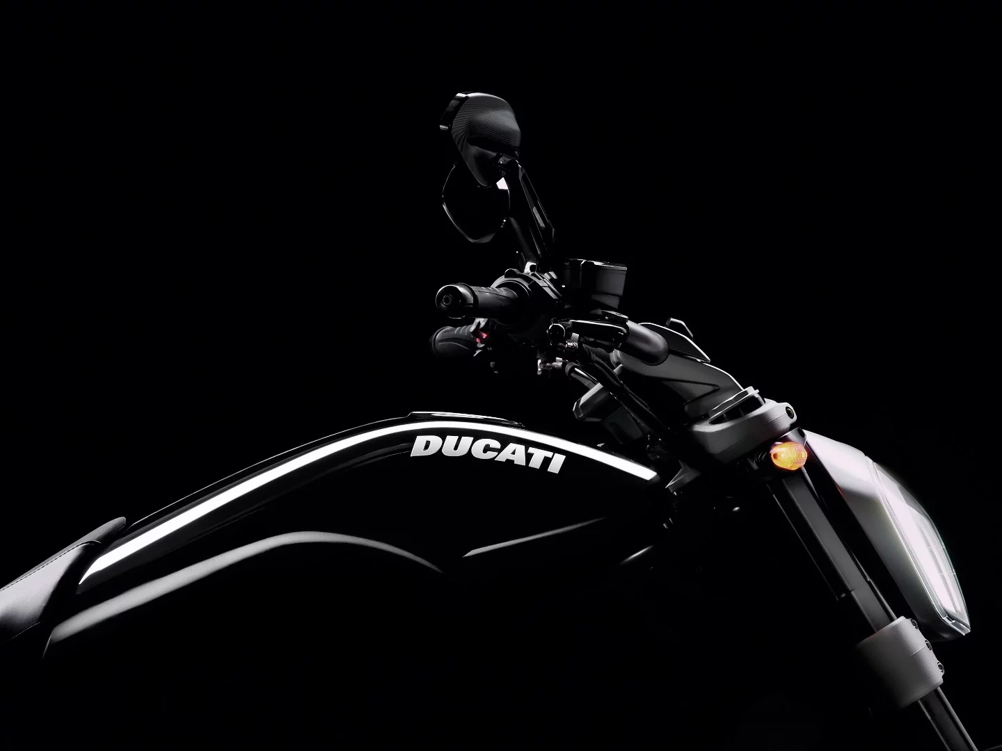 Ducati XDiavel S: smooth tank and headlight silhouette