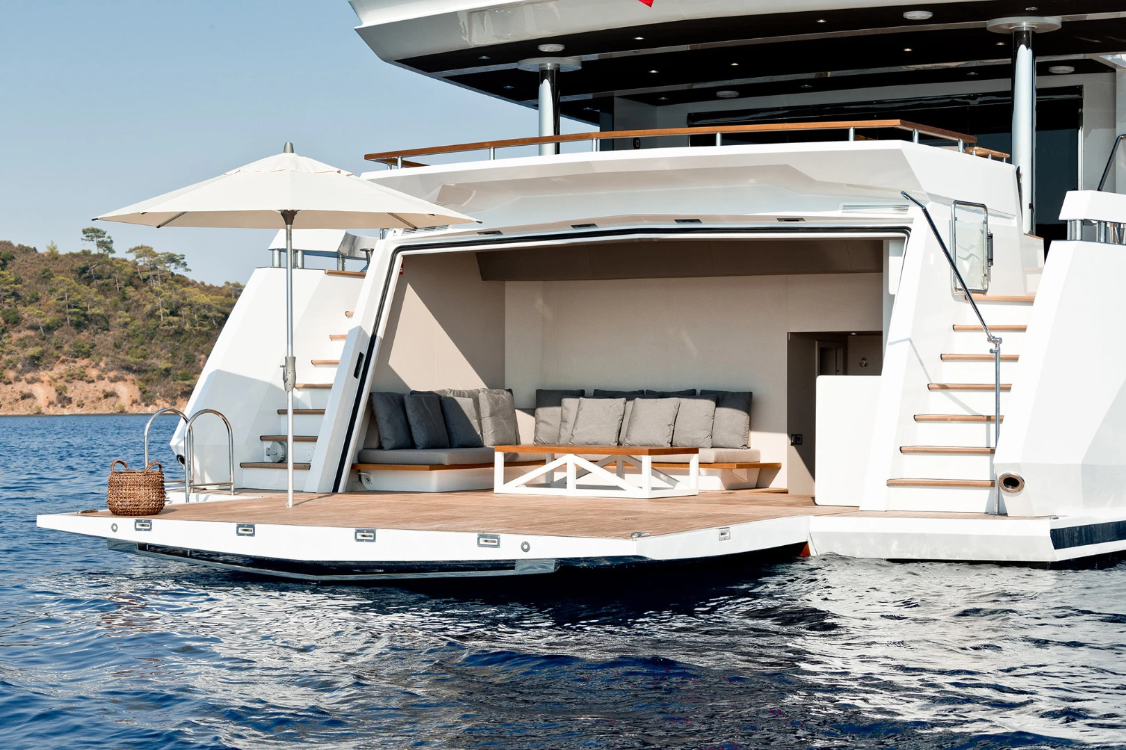 Standout features are definitely the extensive sundeck and giant external spaces