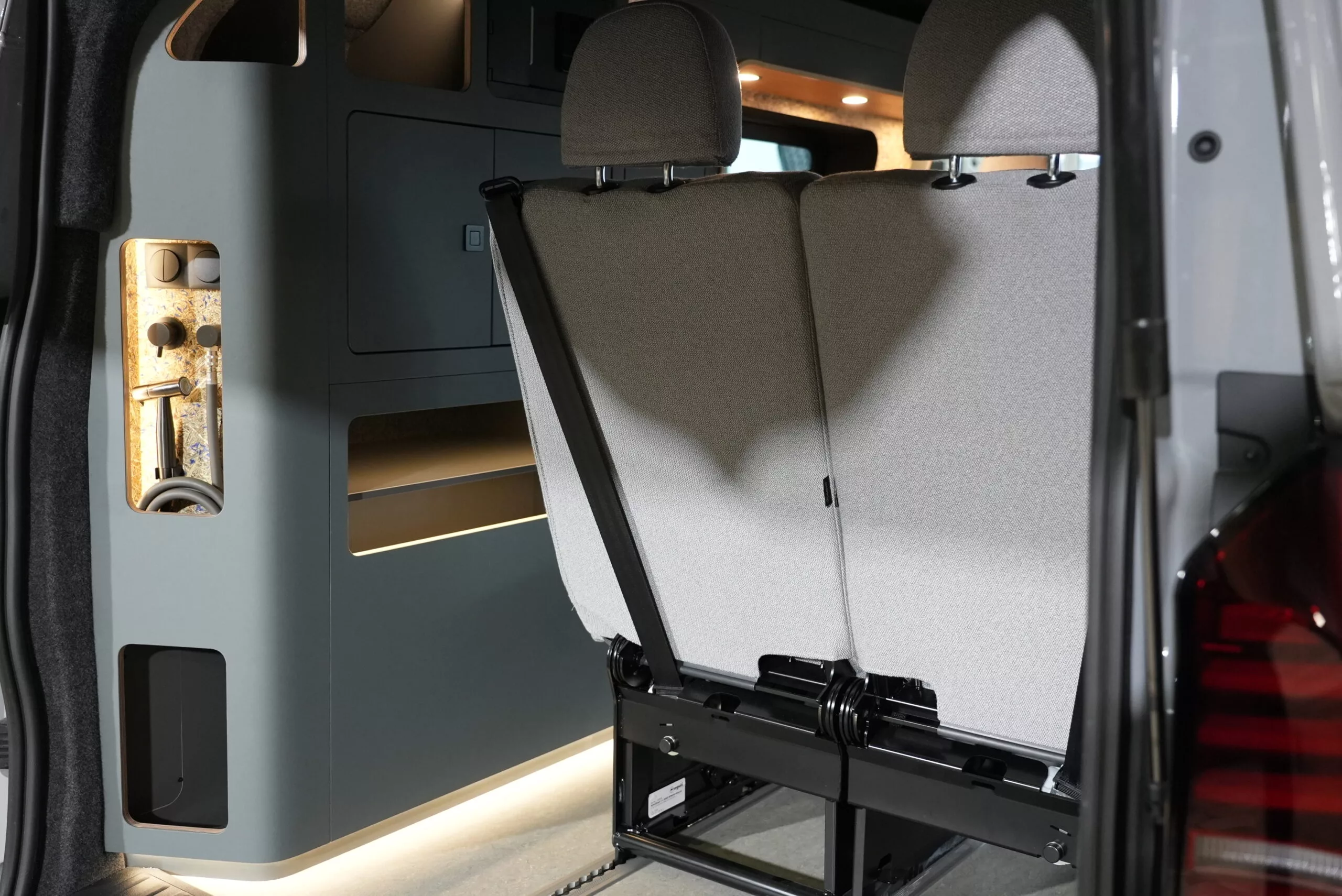 The good news is there's an integrated outdoor shower system, the bad news: no water heater