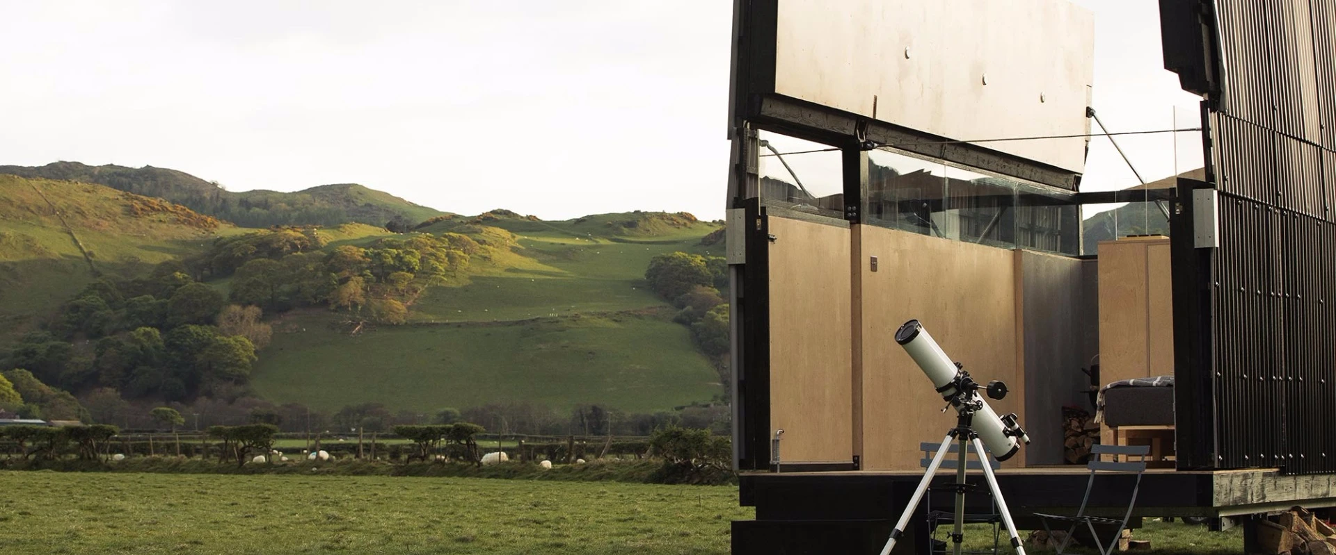 The tiny cabin is inspiredby ancient Welsh myths and the art of stargazing, thus offering "an observatory to the heavens"