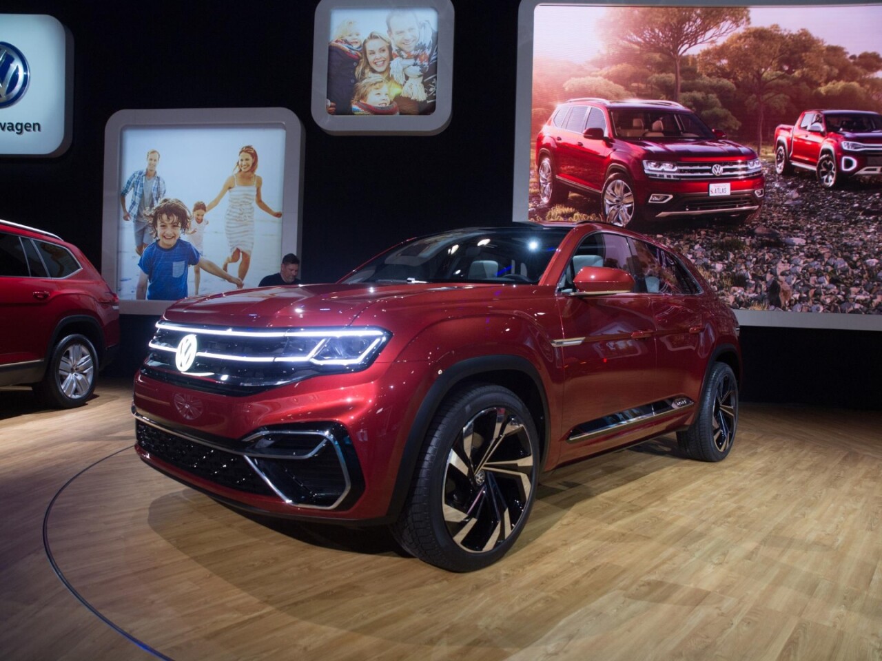 The Atlas Cross Sport measures 7.5 in (19 cm) shorter than the production seven-seat Atlas and uses a 355-hp plug-in hybrid powertrain