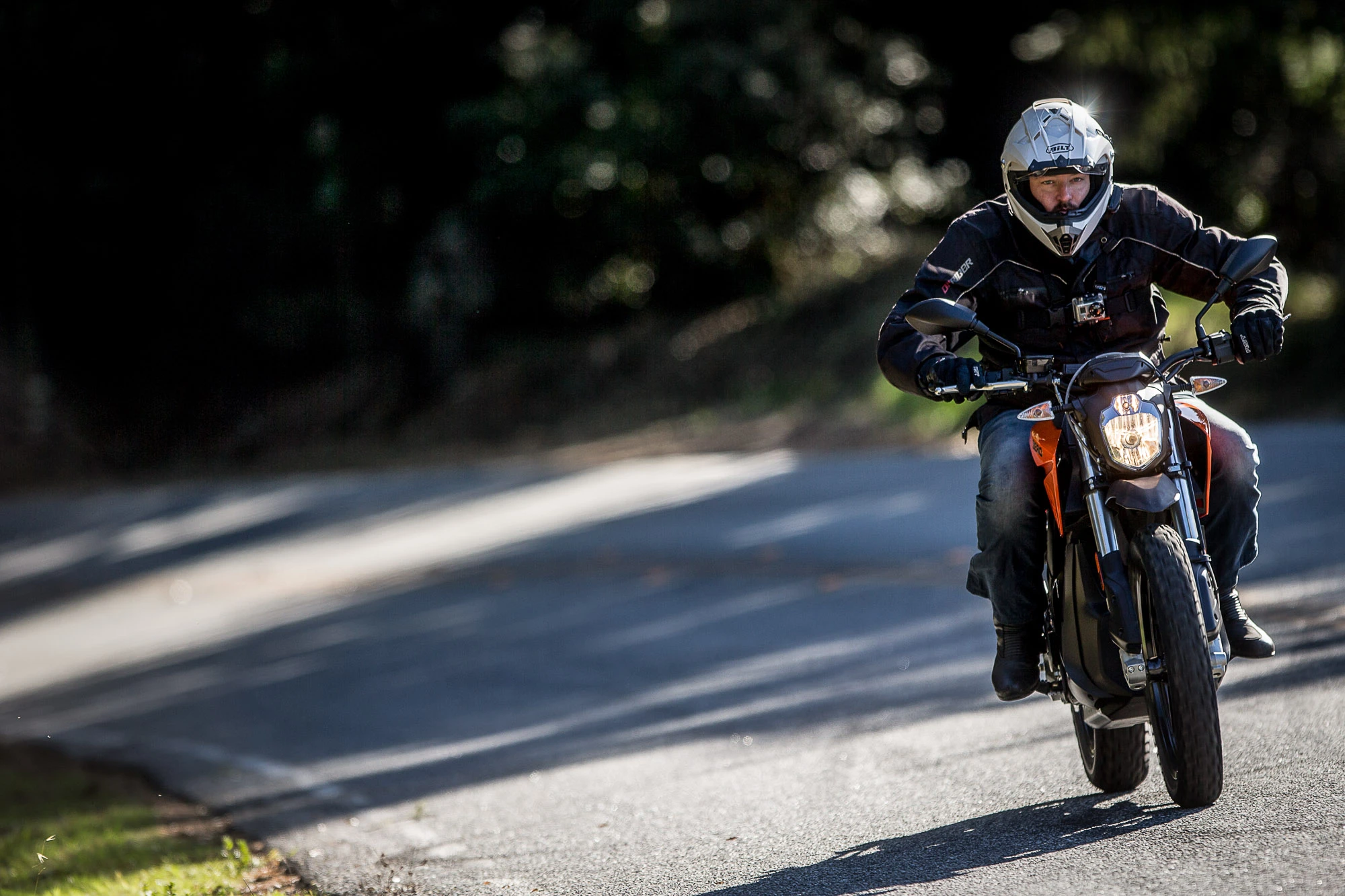 2015 Zero DS - wider bars and higher ride height make for an aggressive and muscular riding position (Photo: Andrew Wheeler/AutoMotoPhoto.com)