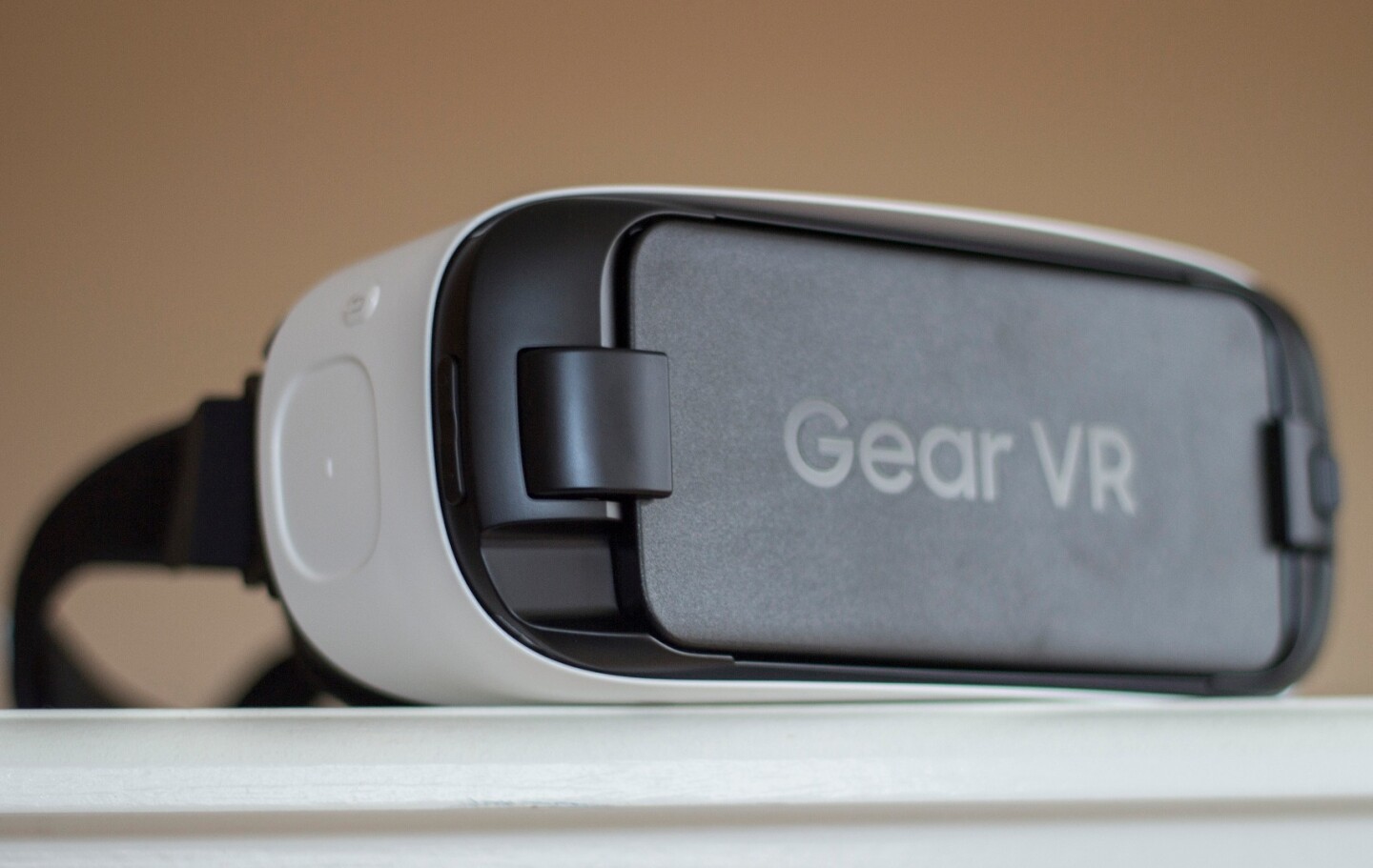 The cover for the new Gear VR only snaps on when your phone isn't in there (in the previous version, it was designed to cover your phone as well) (Photo: Will Shanklin/Gizmag.com)