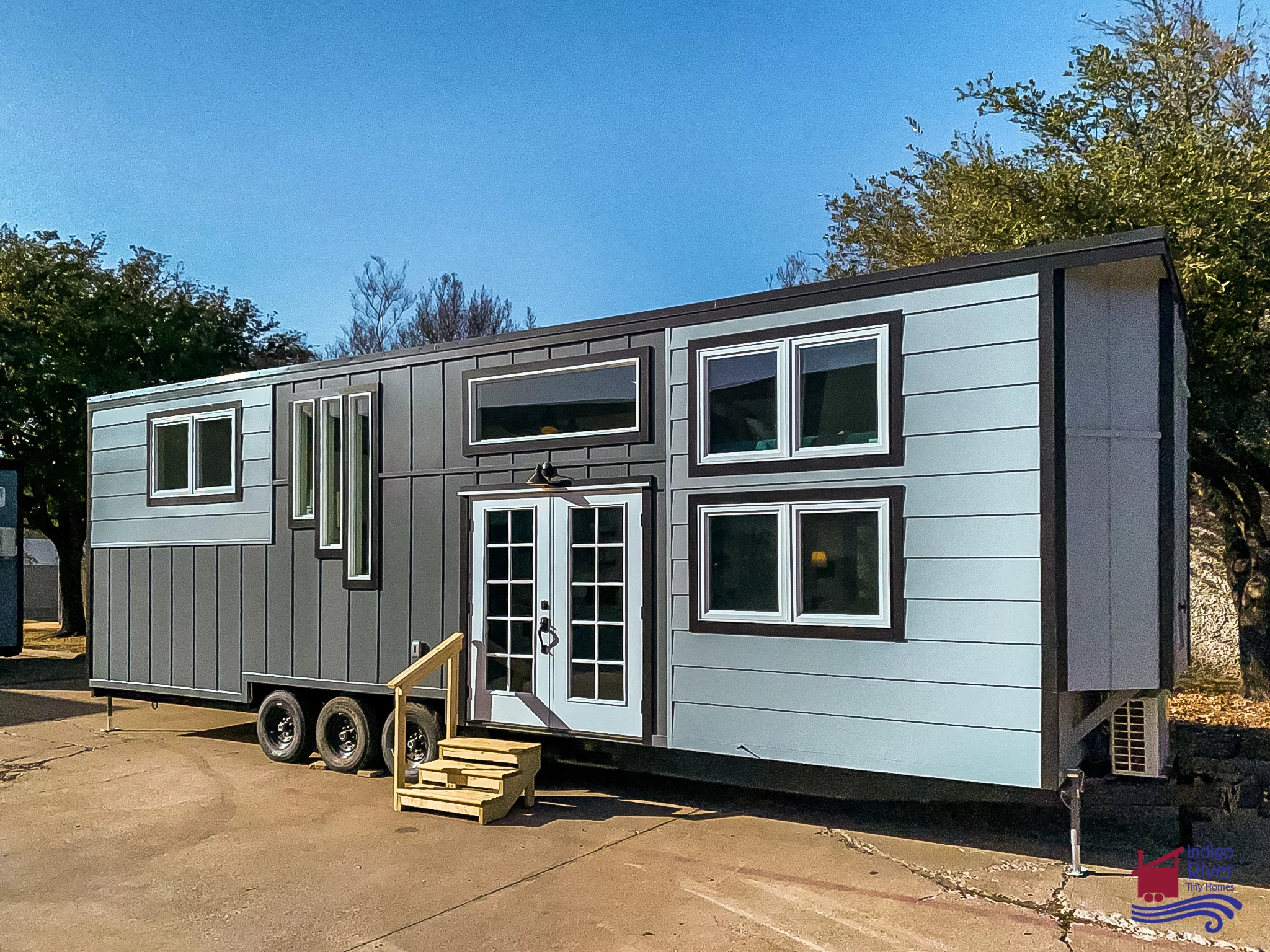 The Elsie is based on a triple-axle trailer and has a length of 34 ft (10.36 m)