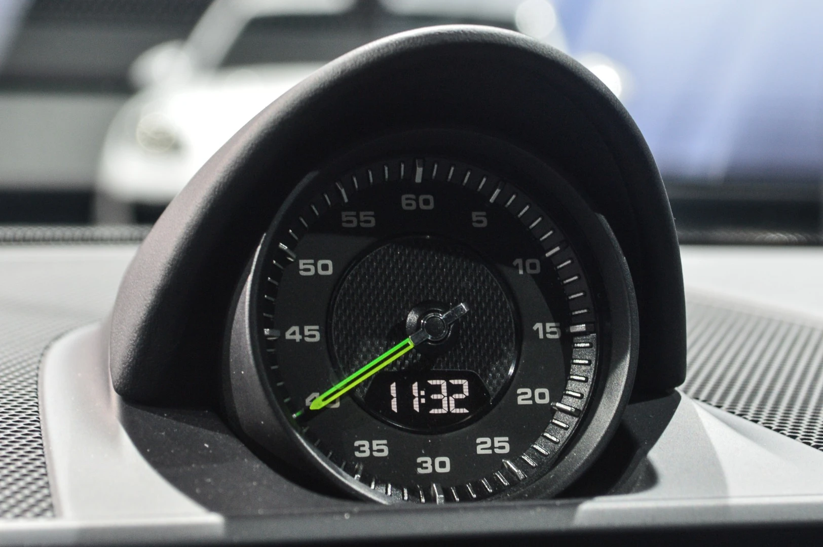 Touch of analog class mid-dash, Porsche Panamera 4 E-Hybrid