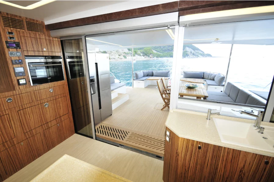 Solarwave 64 comes complete with rear and front sun decks and ample outdoor dining