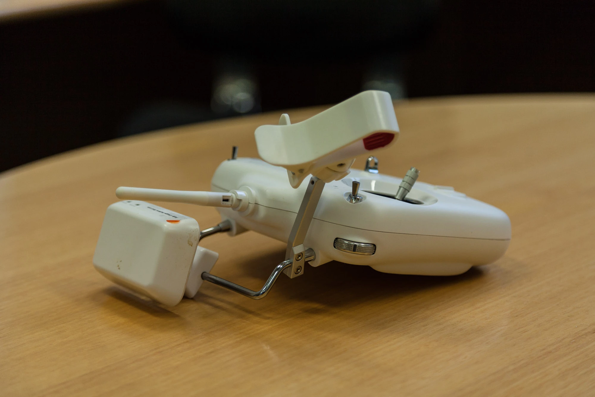 The Phantom 2 Vision+ controller - updated version with gimbal pitch control scroll wheel (Photo: Loz Blain/Gizmag.com)