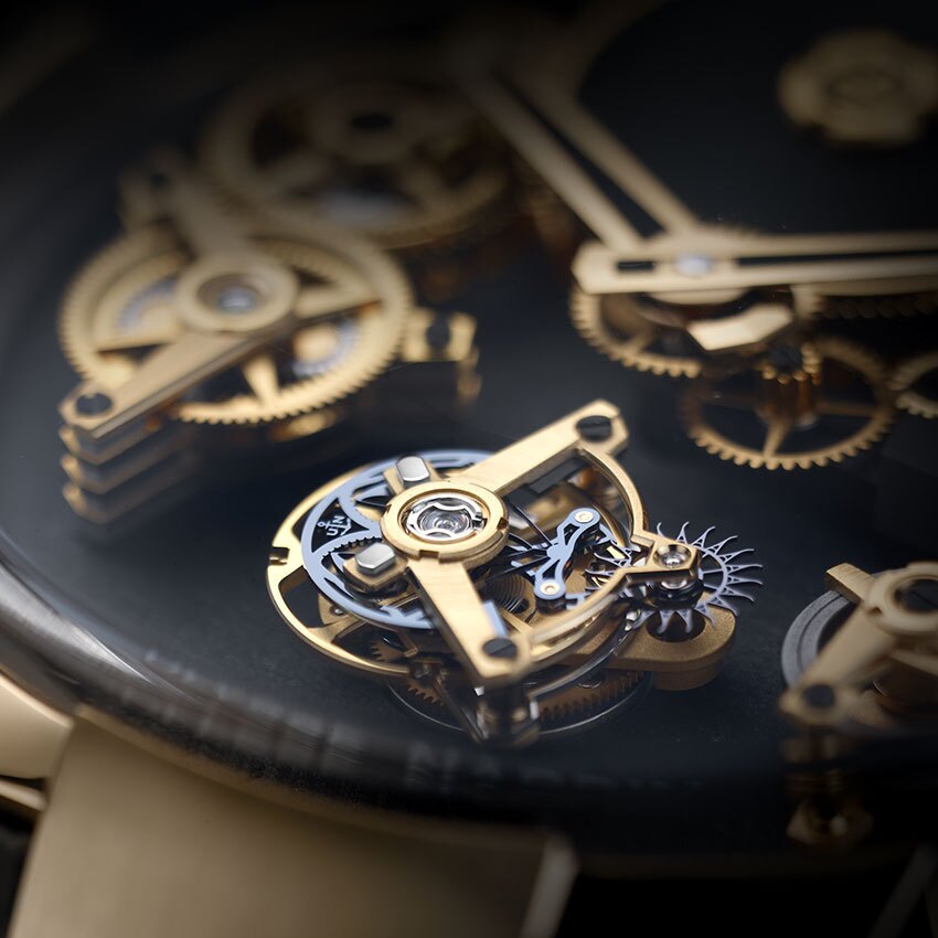 The connections of the movement are hidden beneath the dial
