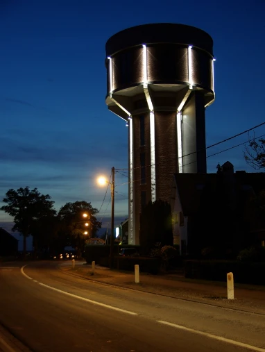 In use as a water tower until the 1990s, the building was subject to a request to the Belgian Royal committee for National Heritage Sites in 2004 to renovate the building, while also to preserve its fundamental structure (Photo: Bham)