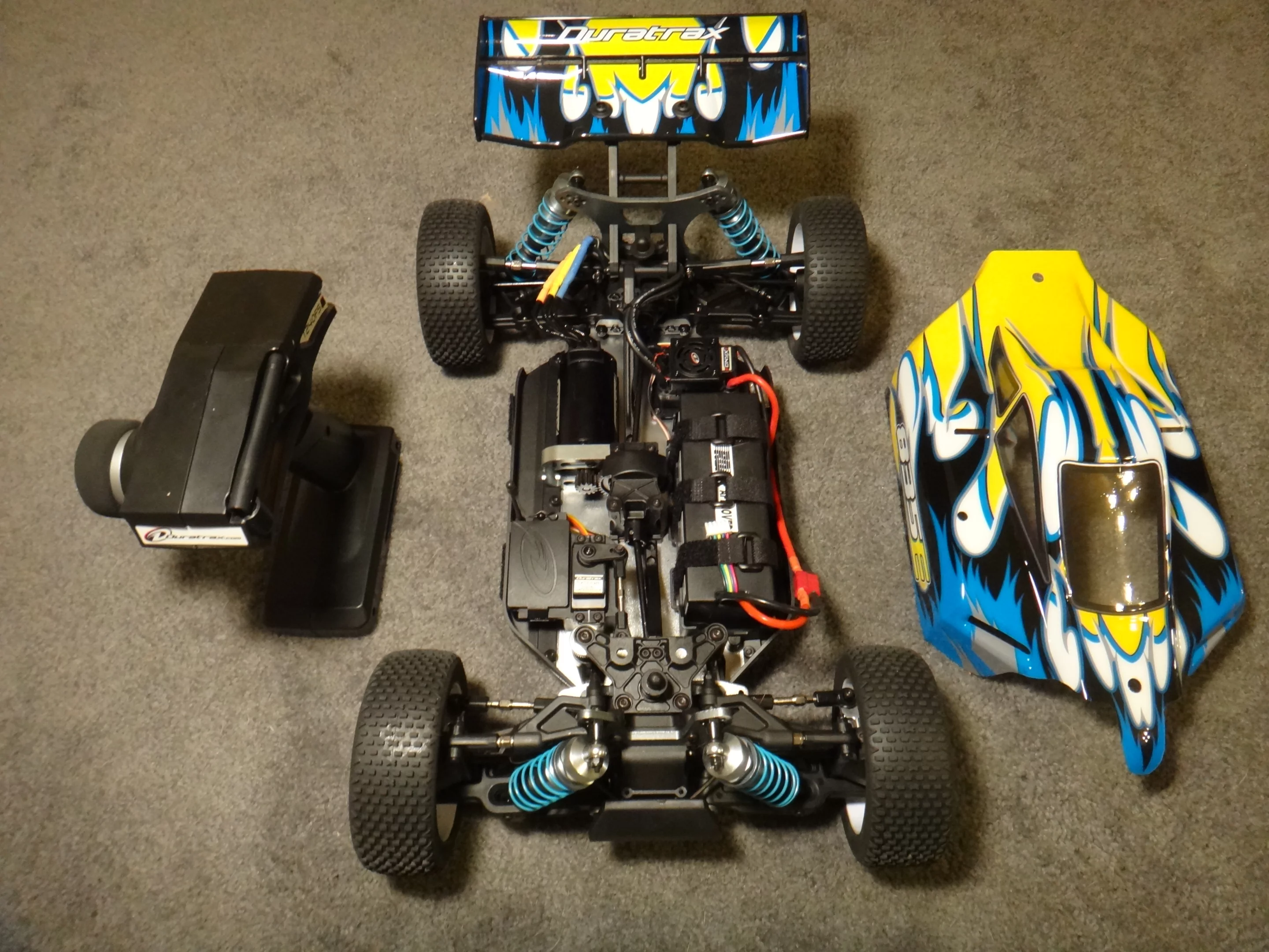 Beneath the body, the car boasts a few standout parts, such as an Onyx 2200kV brushless motor paired with an Onyx 120A waterproof ESC (electronic speed control)