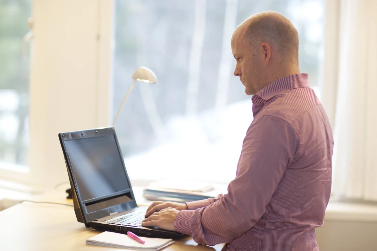 Henrik Eskilsson, CEO of Tobii Technology, trying out the new notebook prototype