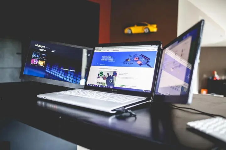 Sliden'Joy adds up to two extra screens to your laptop, wherever you are