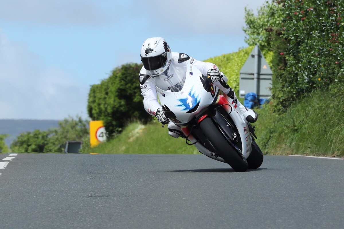 Mugen's Bruce Anstey on his way to a second consecutive win at the 2017 TT Zero