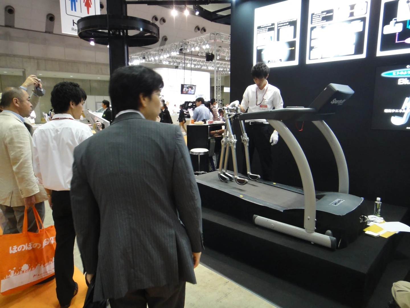 The biped walks on a treadmill (Photo: Diginfo.tv)