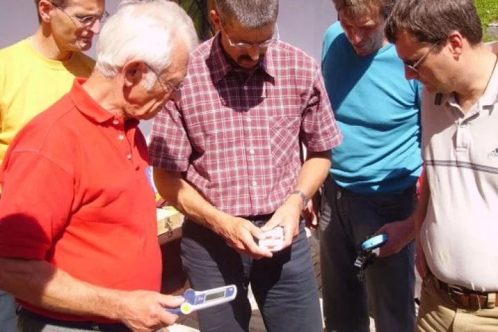 Researchers and mountain rescue workers discuss the requirements to be met by a new, automatic positioning system for avalanche victimsPhoto: Fraunhofer IML