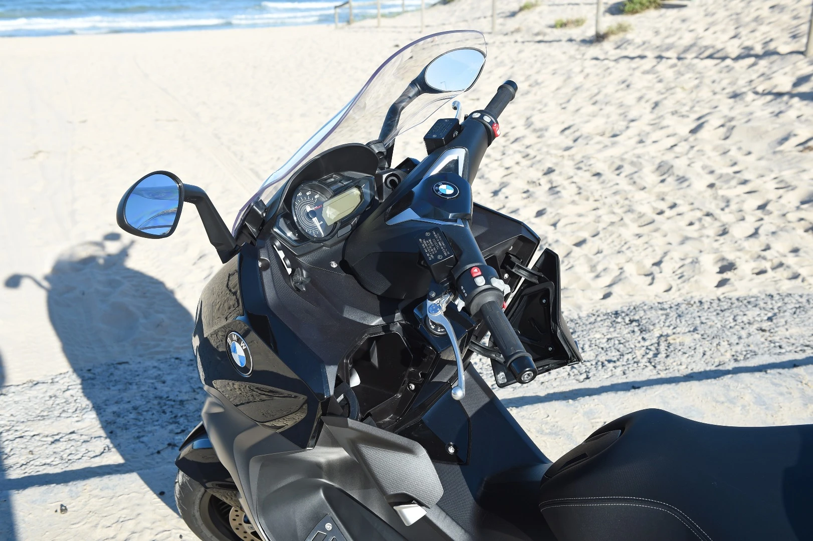 BMW's C650 GT: lockable glove compartments open