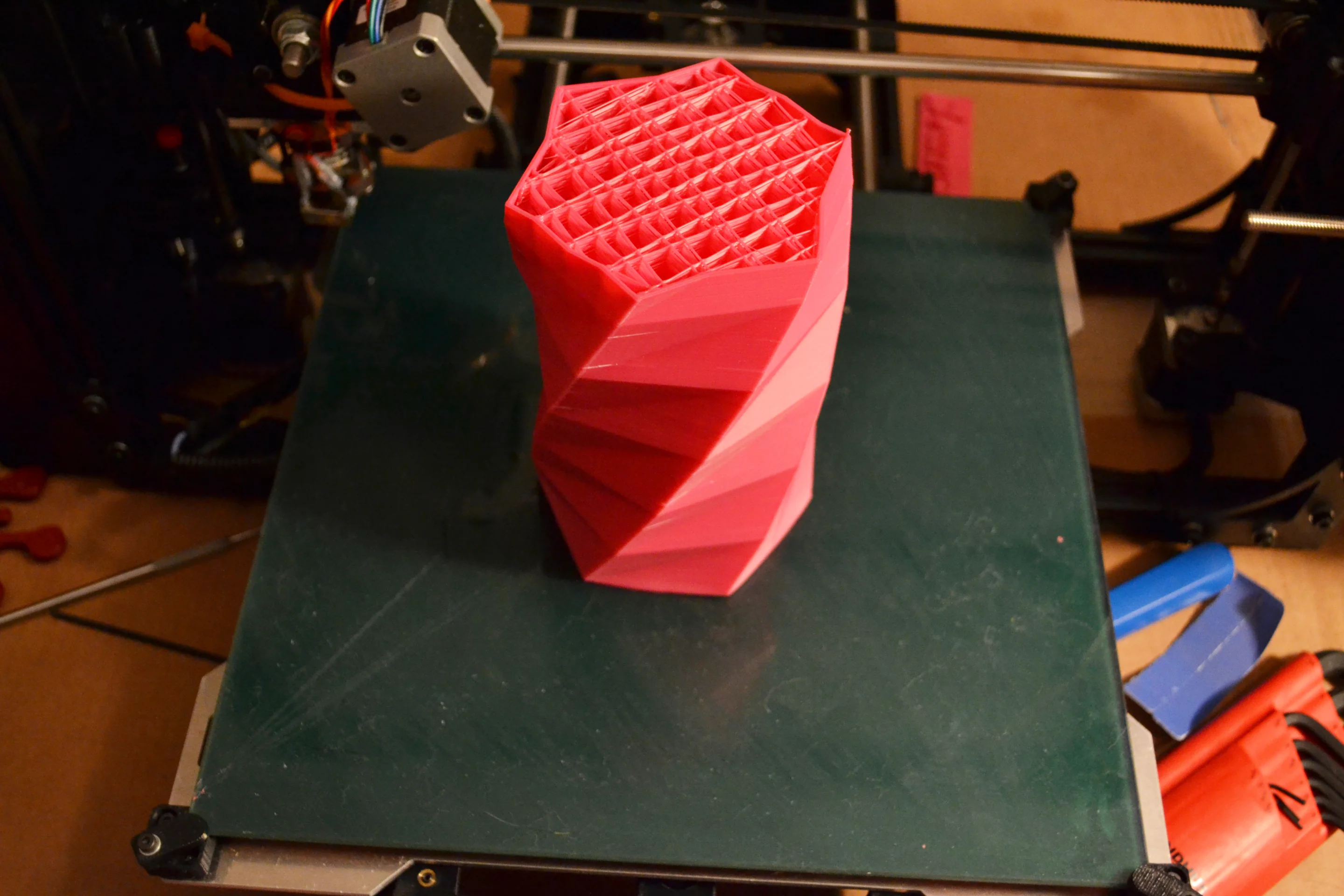 The quantity and pattern of the internal support structure can be adjusted using the open-source Slic3r program