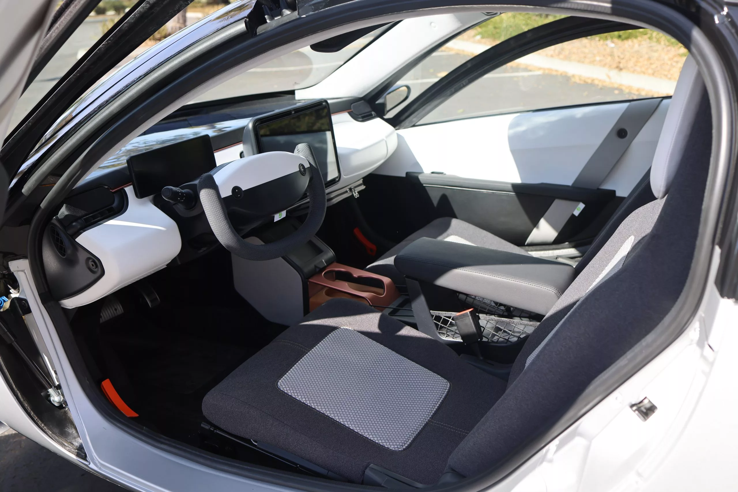 Years of development have given Aptera time to refine the cockpit and it’s ended up as futuristic as the exterior with a slightly aeronautical theme